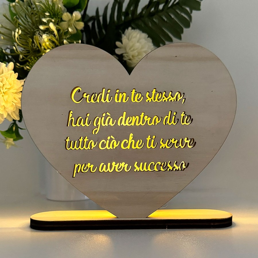 Lampada personalizzata in legno a forma di cuore con Led