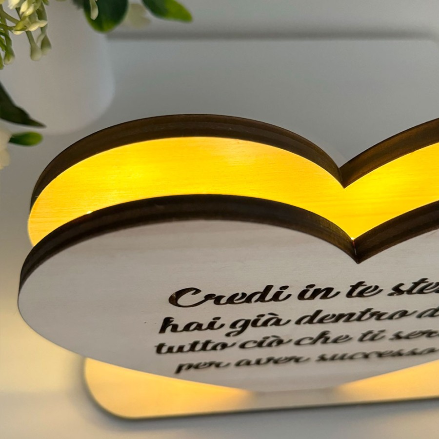 Lampada personalizzata in legno a forma di cuore con Led