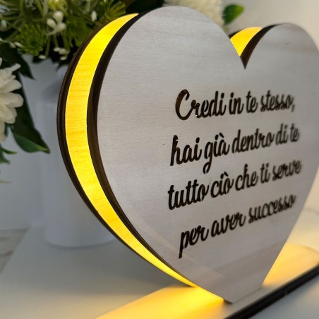 Lampada personalizzata in legno a forma di cuore con Led
