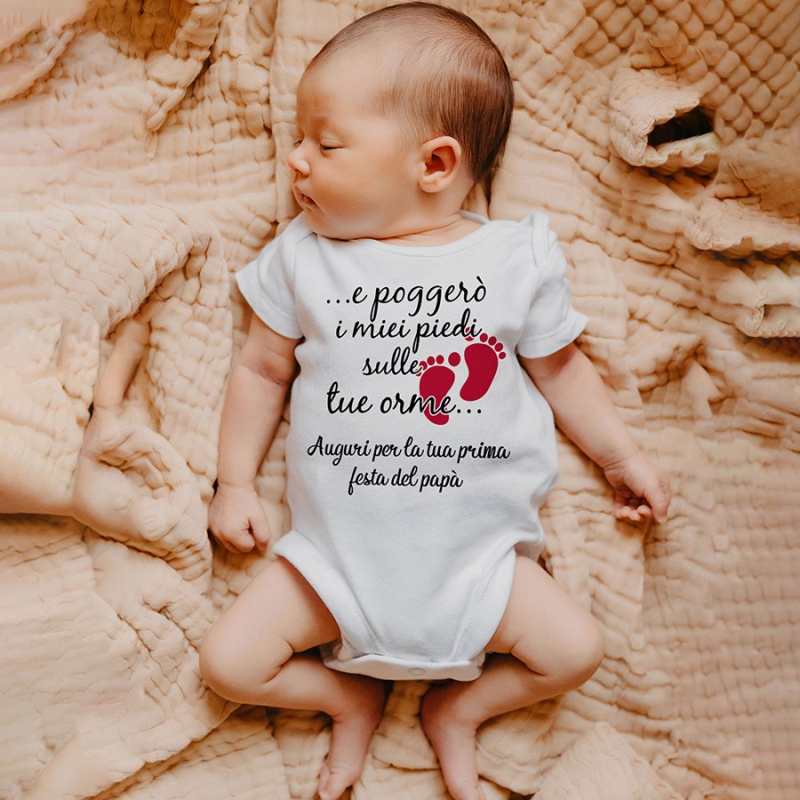 Body neonato e poggerò i miei piedi sulle tue orme auguri per la tua prima festa del papà
