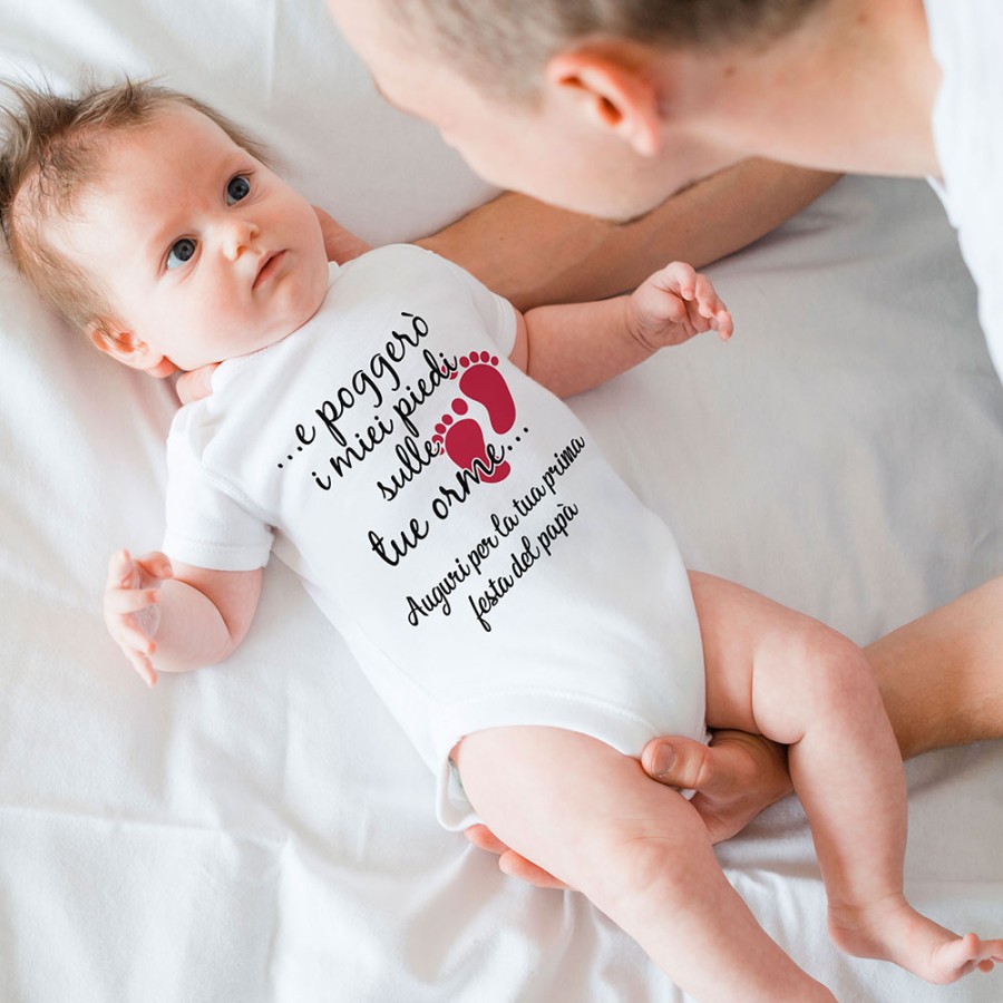 Body neonato e poggerò i miei piedi sulle tue orme auguri per la tua prima festa del papà