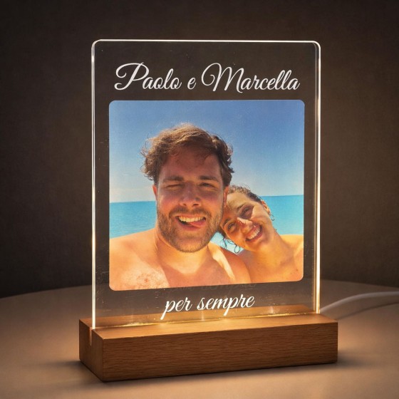 Lampada in plexiglass personalizzata con foto e nomi - base in legno