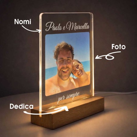 Lampada in plexiglass personalizzata con foto e nomi - base in legno