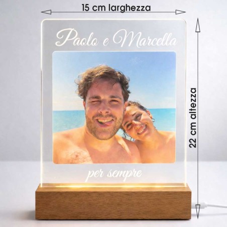 Lampada in plexiglass personalizzata con foto e nomi - base in legno