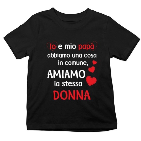 T-shirt bambino io e papà abbiamo una cosa in comune amiamo la stessa donna Per la mamma