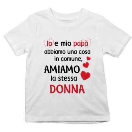 T-shirt bambino io e papà abbiamo una cosa in comune amiamo la stessa donna Per la mamma