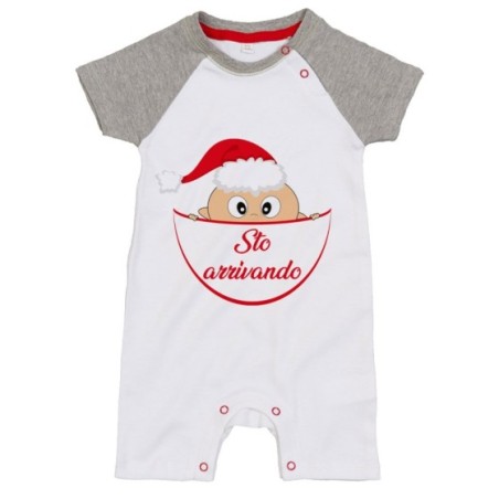 Pagliaccetto neonato bimbo che esce dalla tasca con cappello di babbo natale sto arrivando Natale