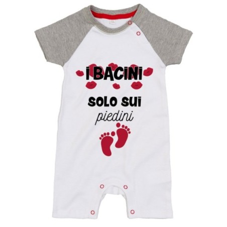 Pagliaccetto neonato i bacini solo sui piedini