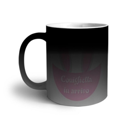 Tazza coniglietto in arrivo che esce dalla tasca Pasqua