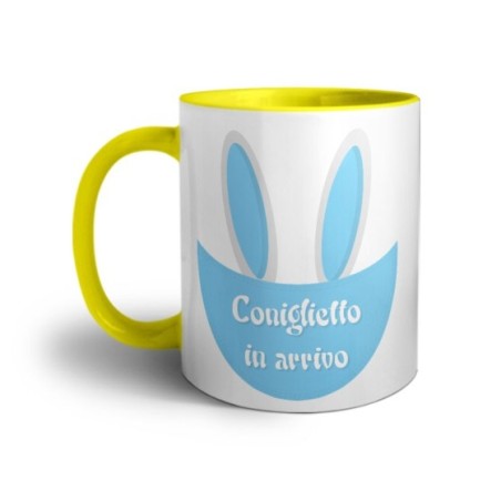 Tazza coniglietto in arrivo che esce dalla tasca Pasqua